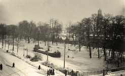 604910 Gezicht op de besneeuwde en bevroren Stadsbuitengracht te Utrecht, vanuit het huis Catharijnesingel 70; rechts ...